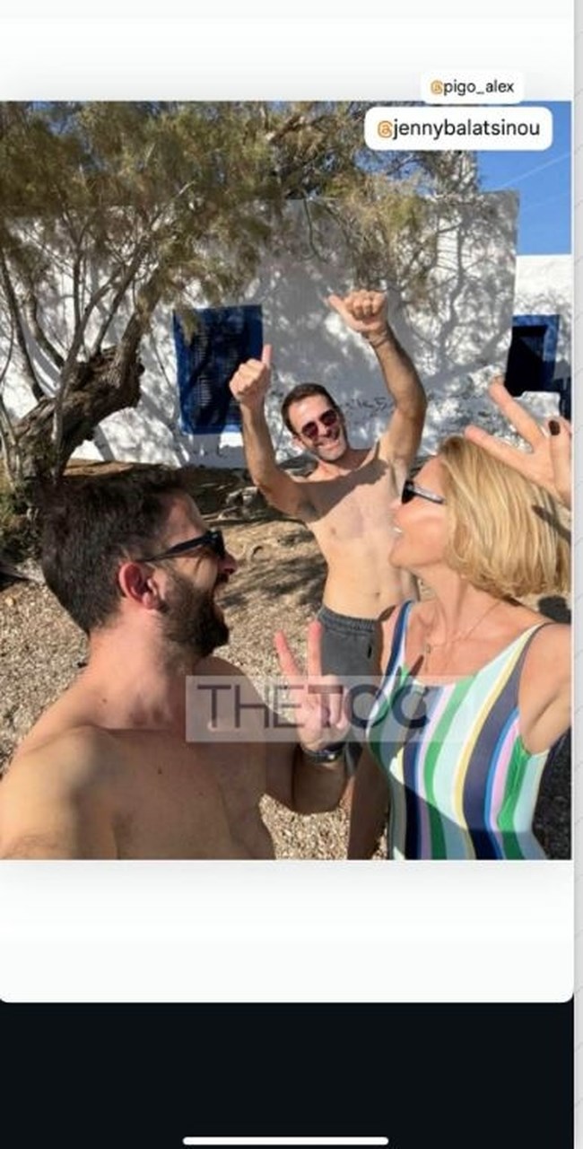 Η Τζένη Μπαλατσινού με ολόσωμο ριγέ μαγιό σε παραλία της Πάτμου