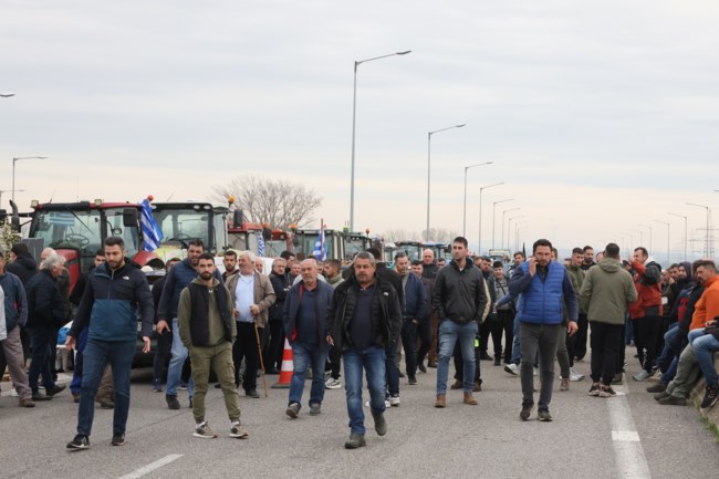 Δεν σταματούν οι αγρότες: Άνοιξε το τελωνείο των Ευζώνων - Κομμένη η εθνική στα Μάλγαρα - Πού έχει μπλόκα