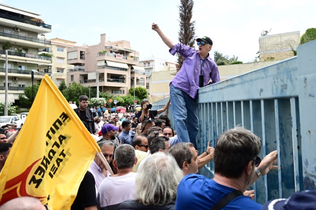 Ανέβηκαν στα κάγκελα του υπ. Μεταφορών οι εξαγριωμένοι ταξιτζήδες - Ένταση, γκλοπ και... κόντρα με τα ΜΑΤ