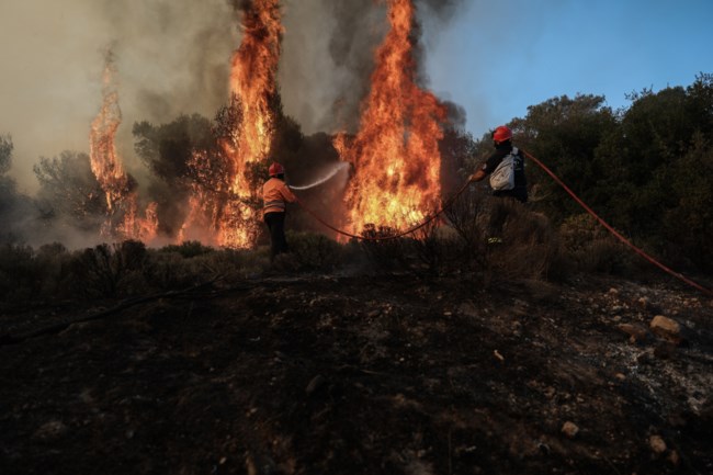Συναγερμός: Εκτός ελέγχου η φωτιά στις Κεχριές - Εκκένωση οικισμών, αναζωπυρώσεις και ισχυροί άνεμοι [Εικόνες-Βίντεο]