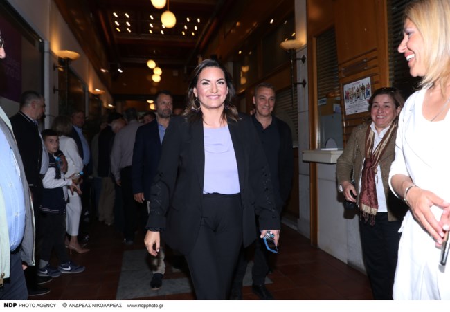 Όλγα Κεφαλογιάννη: Η βραδινή εμφάνιση με ιδιαίτερο κοστούμι - Το διάτρητο παντελόνι και το μπλέιζερ με τα κεντήματα