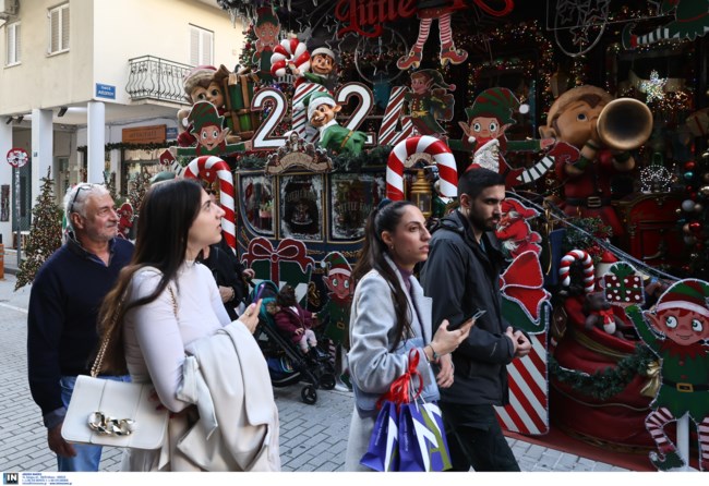 Ο ανοιξιάτικος καιρός και η ηλιοφάνεια βοήθησαν την αγορά - Πλήθος κόσμου στα καταστήματα