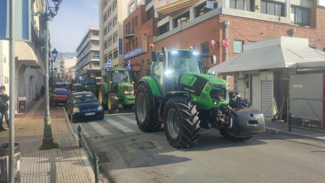 Άνοιξε το λιμάνι του Βόλου - Αποχώρησαν οι αγρότες με τα τρακτέρ μετά το τελεσίγραφο [βίντεο]