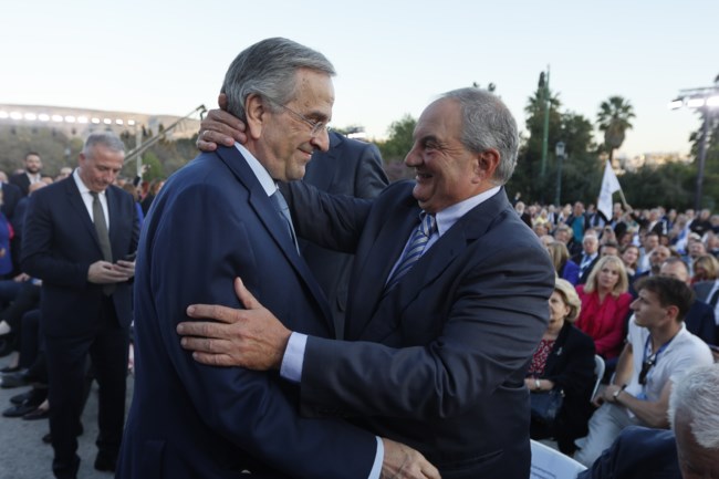 Συνέδριο ΝΔ: Στο Ζάππειο Σαμαράς και Καραμανλής - Η "παγωμένη" χειραψία με Μητσοτάκη [Εικόνες]