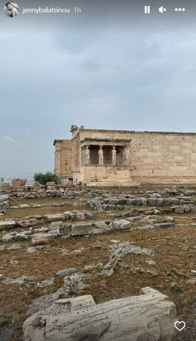 Τζένη Μπαλατσινού: Βόλτα στην Ακρόπολη μέσα στη βροχή [Εικόνες]