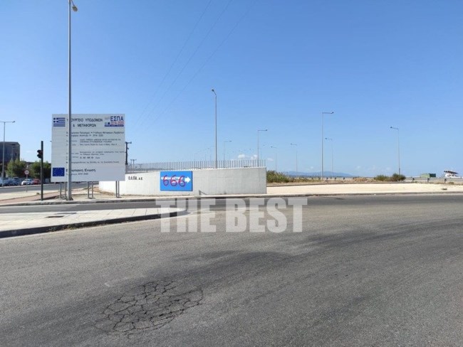 Πάτρα: Επίθεση αντιεμβολιαστών με συνθήματα στο εμβολιαστικό κέντρο [εικόνες]