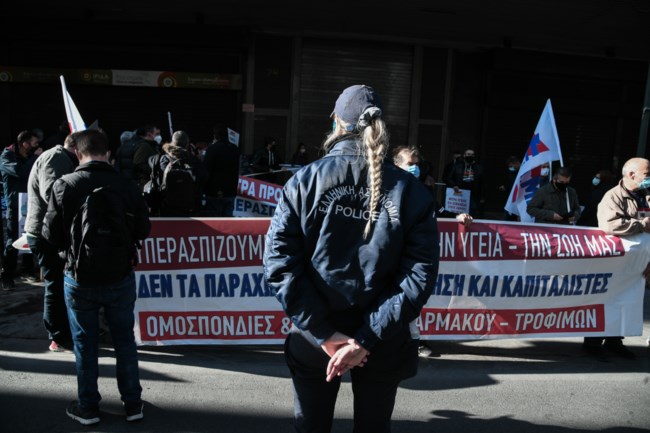 Νέα διαδήλωση και μοτοπορεία από το ΠΑΜΕ στο υπουργείο Εργασίας με μάσκες και αποστάσεις [εικόνες - βίντεο]