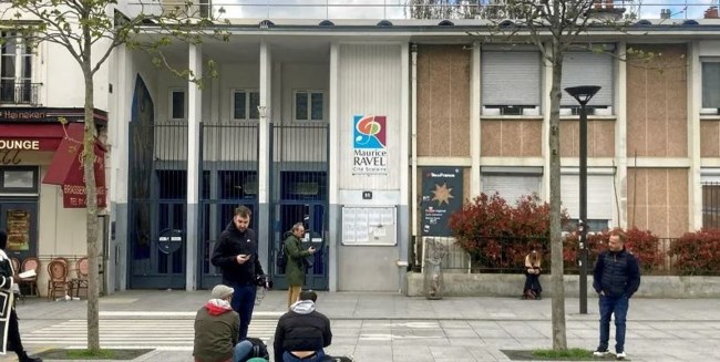 Γαλλία: Καθηγητές "τρέμουν" τις μαθήτριες με την ισλαμική μαντίλα - Η παρατήρηση ενός διευθυντή που οδήγησε σε απειλές θανάτου