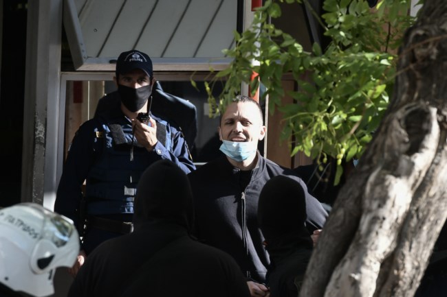 Με χειροπέδες στα χέρια οι χρυσαυγίτες οδηγούνται στις φυλακές- Στη ΓΑΔΑ Ουρανία και Ζαρούλια [Βίντεο]