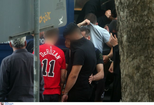 Στον εισαγγελέα οι 28 συλληφθέντες της Εθνικιστικής Νεολαίας Θεσσαλονίκης με... κατάλογο αδικημάτων [εικόνες]