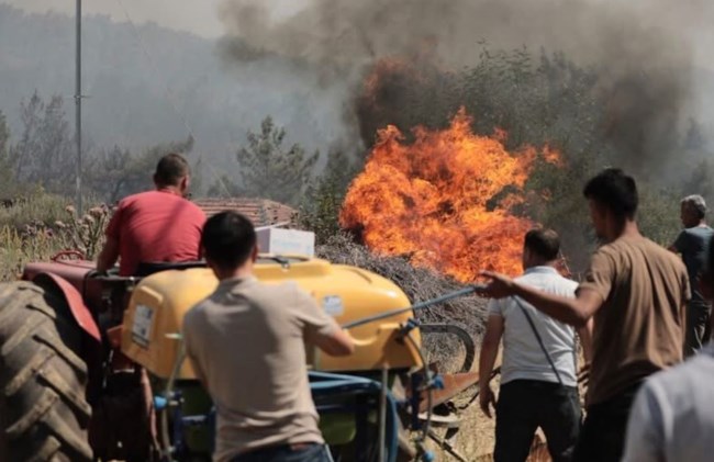 Σμύρνη: Μαίνονται οι πυρκαγιές σε Σεφεριχισάρ και Μεντέρες - Μεγάλες εκκενώσεις οικισμών, 50.000 άνθρωποι απομακρύνθηκαν