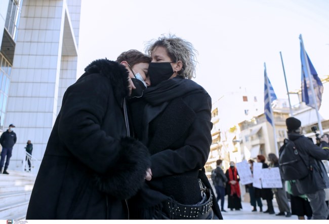 Η σπαρακτική αγκαλιά της μάνας της Ελένης Τοπαλούδη με τη μάνα της Γαρυφαλλιάς στο Εφετείο [εικόνες]