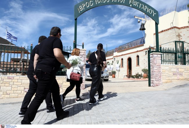Θρήνος στην κηδεία της 28χρονης Κυριακής: Λύγισαν όλοι όταν την είδαν ντυμένη νύφη και με λευκό στεφάνι [εικόνες]