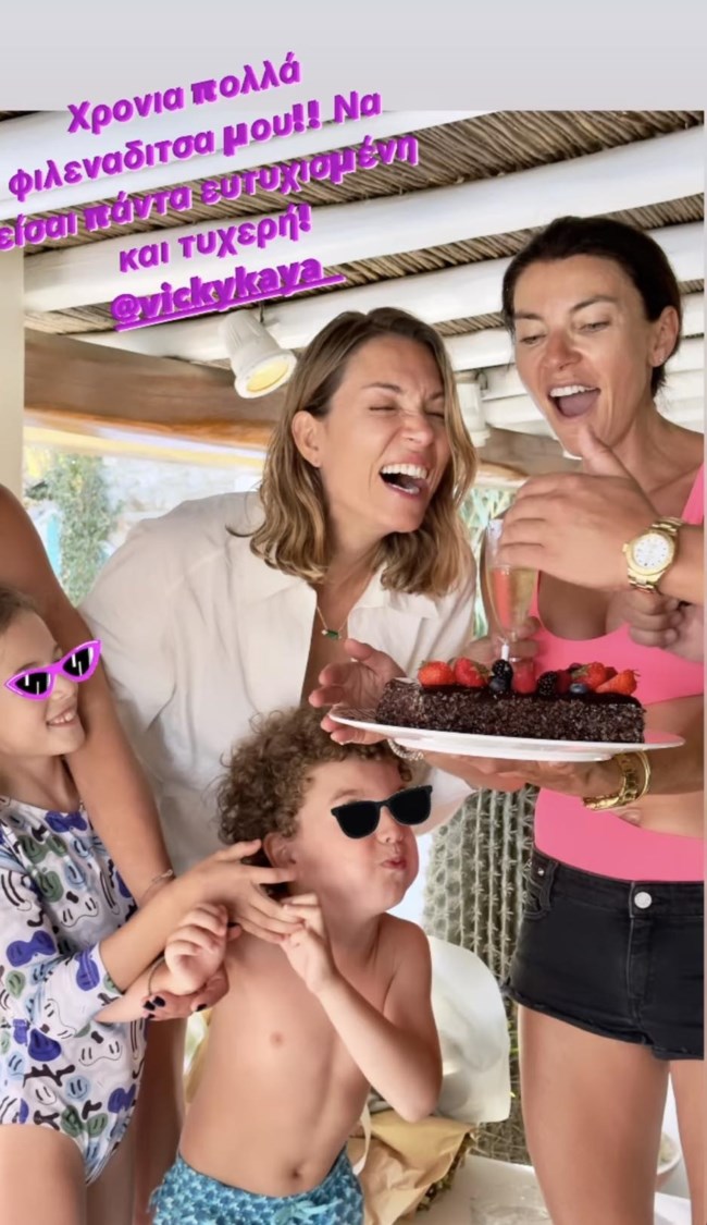 Βίκυ Καγιά: Birthday beach party με τα μαγιό στη Μύκονο με Μπιάνκα, Κάρολο και Μαρίνα Βερνίκου