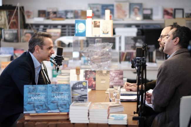 Ο Μητσοτάκης αποκαλύπτει τα βιβλία που διαβάζει: Μουρακάμι και Καραγάτση - "Έχω στη βιβλιοθήκη μου και Μαρξ"