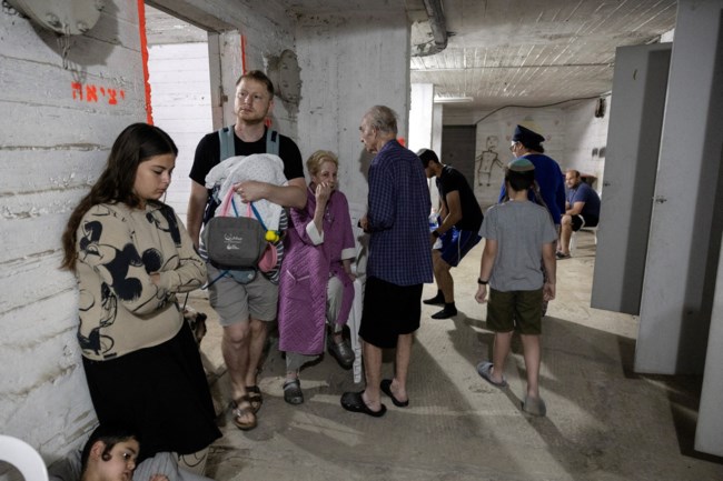 Οι Ισραηλινοί προμηθεύονται τρόφιμα και νερό καθώς προετοιμάζονται για αντίποινα