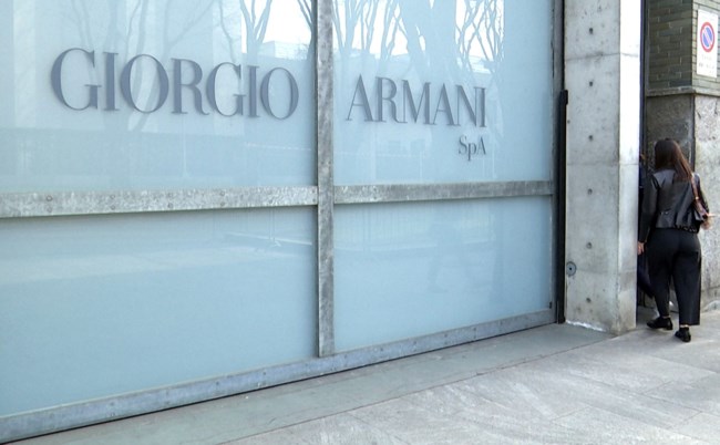 Giorgio Armani: Με μάσκα στη χωρίς θεατές επίδειξη της γυναικείας κολεξιόν στο Μιλάνο [Βίντεο]