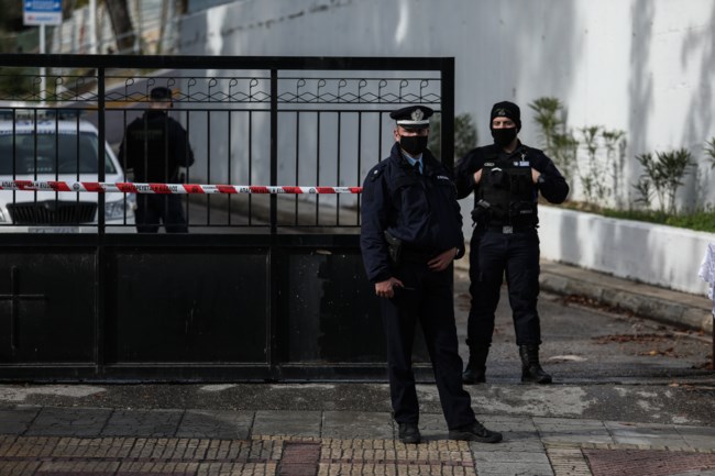Κορονοϊός: "Φρούριο" ο Ναός της Αγίας Βαρβάρας στο Αιγάλεω - Επί ποδός άντρες της ΕΛΑΣ [Εικόνες]