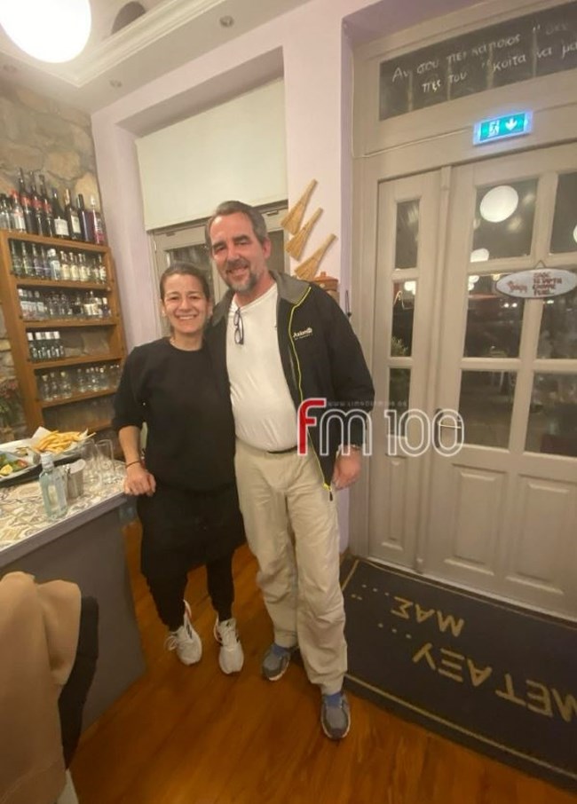 Ο Νικόλαος Ντε Γκρες σε εξόρμηση σε ταβέρνα στη Λήμνο - Εικόνες