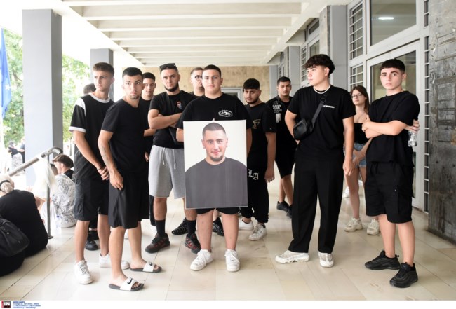 "Γιάννη ζεις, θα δικαιωθείς": Ράγισαν καρδιές οι φίλοι του 19χρονου - "Ναι" του εισαγγελέα για τεχνικό έλεγχο στο λούνα παρκ