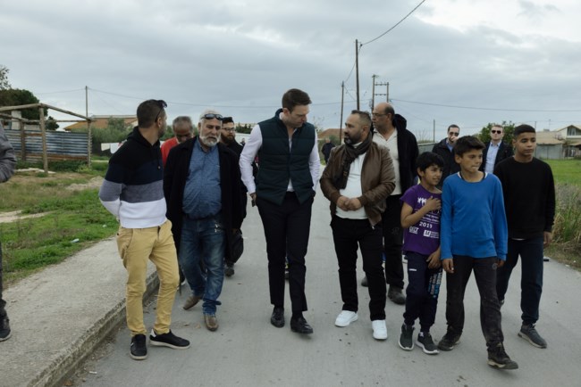 Σε καταυλισμό Ρομά στα Σαγαίικα ο Κασσελάκης: Είσαι ο πρώτος πολιτικός που μας επισκέπτεται, του είπαν [Εικόνες]