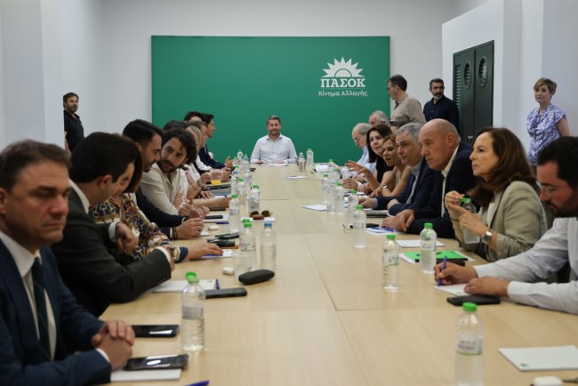 ΠΑΣΟΚ: Προσπαθεί να αντιστρέψει το κλίμα με "σκιώδη κυβέρνηση" - Ποιοι αναλαμβάνουν τα χαρτοφυλάκια