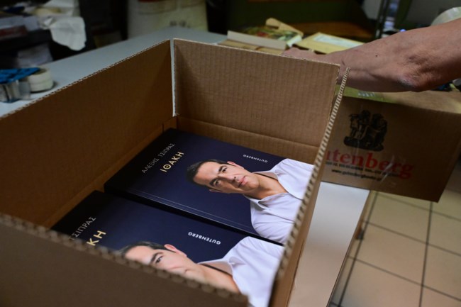 Ανάρπαστο το βιβλίο του Τσίπρα: Εξαντλήθηκε μέσα σε λίγες ώρες - Πουλήθηκαν 33.000 αντίτυπα