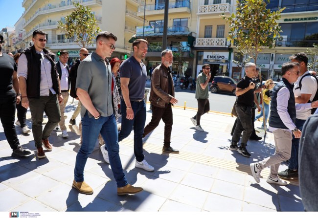Η βόλτα του Στέφανου Κασσελάκη στα Χανιά: Με τον Τάιλερ και τη σκυλίτσα του, Φάρλι [Εικόνες - Βίντεο]