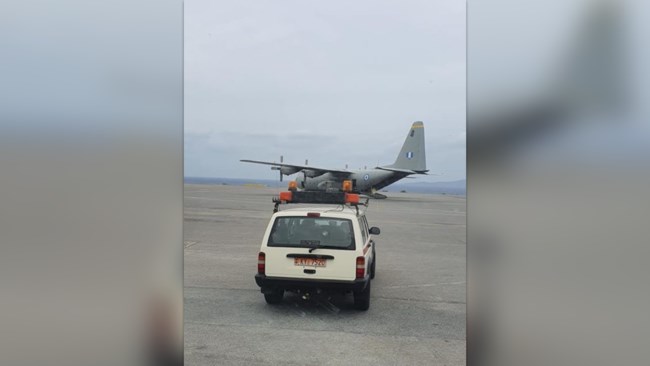 Εικόνες "γροθιά" από τη μεταφορά 39χρονου με κάψουλα αρνητικής πίεσης [Βίντεο]
