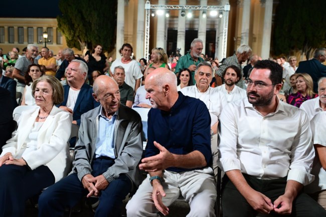 Κώστας Σημίτης: Απών από την κηδεία ο Γιώργος Παπανδρέου - Το μήνυμα και ο λόγος της απουσίας του