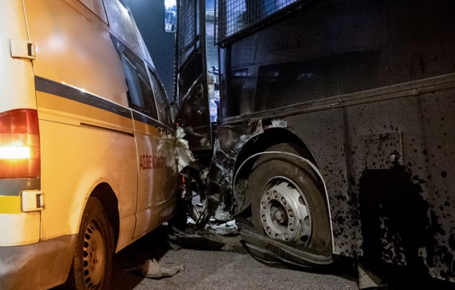 Λάρισα: Ασθενοφόρο έπεσε σε κλούβα της Αστυνομίας που είχε κλείσει τον δρόμο - Τραυματίστηκε ο συνοδηγός