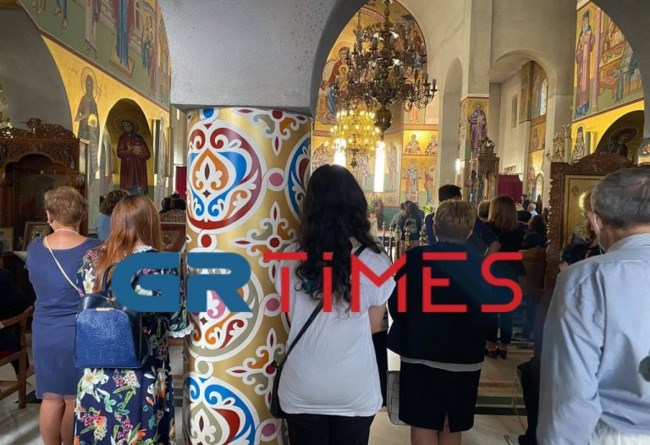 Κορονοϊός: Απίστευτος συνωστισμός σε εκκλησία της Ξάνθης - Χωρίς μάσκες και αποστάσεις [Εικόνες]