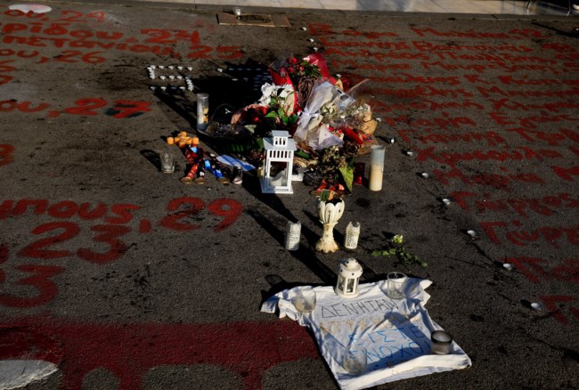 Σύνταγμα: Λουλούδια, κεριά και αντικείμενα πάνω στα ονόματα των 57 θυμάτων των Τεμπών [εικόνες]