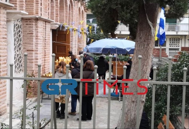 Θεσσαλονίκη: Χωρίς ελέγχους για πιστοποιητικά η Θεία λειτουργία στην Αγία Αικατερίνη [εικόνες - βίντεο]