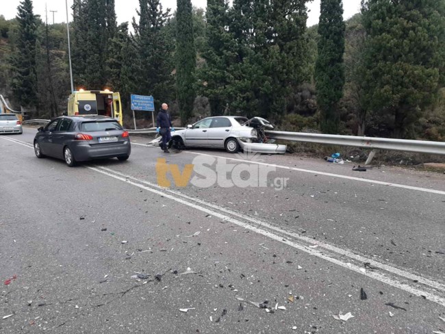 Σοβαρό τροχαίο στην επαρχιακή οδό Λιβαδειάς - Αράχωβας: Νεκρός οδηγός ΙΧ που συγκρούστηκε με φορτηγό [εικόνες]
