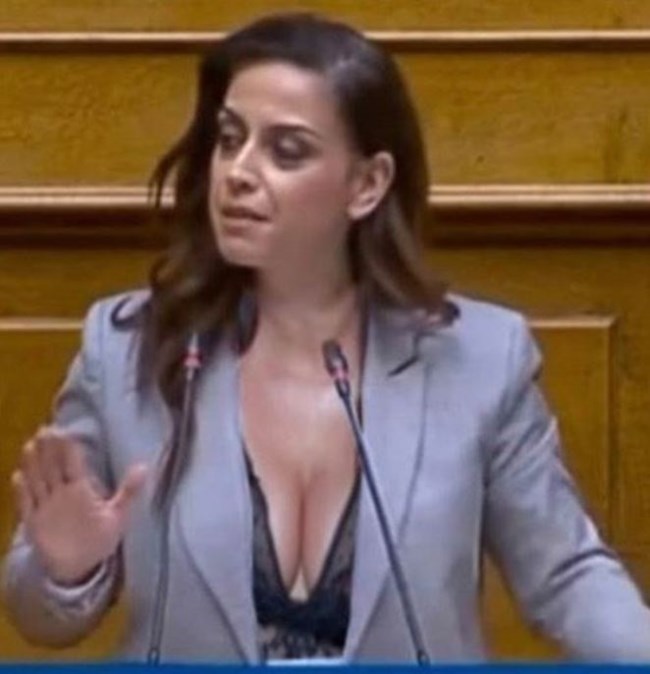 Εξώδικο της Ραλλίας Χρηστίδου στον Ψαριανό για την fake φωτο με το σούπερ προκλητικό μπούστο