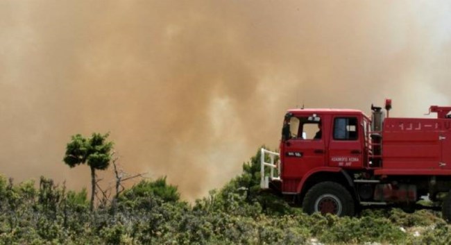 Φωτιά στην Αχαΐα: Μαίνεται η πυρκαγιά στη Δροσιά - Ειδοποίηση από το 112 για εκκένωση οικισμών