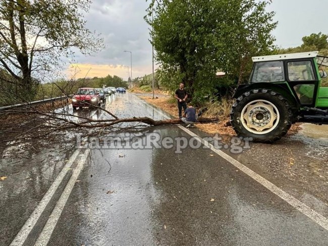 Κακοκαιρία: Ποτάμια οι δρόμοι στα Τρίκαλα, ζημιές από το χαλάζι σε καλλιέργειες στη Λάρισα [εικόνες-βίντεο]