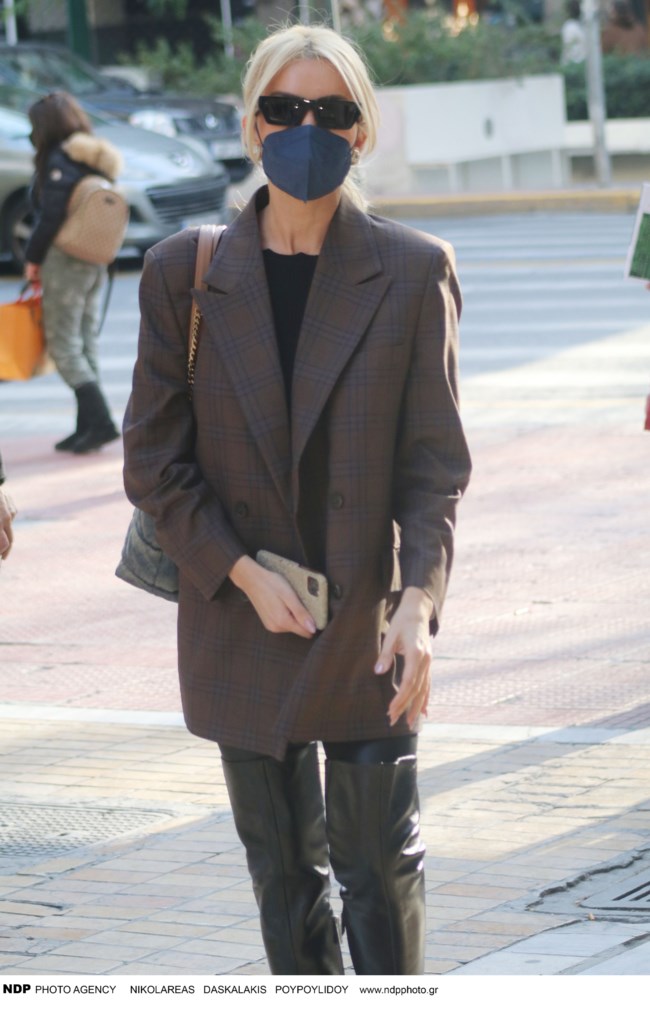 Κατερίνα Καινούργιου: Η casual εμφάνιση με oversized ανδρικό σακάκι και απίθανες over the knee μπότες