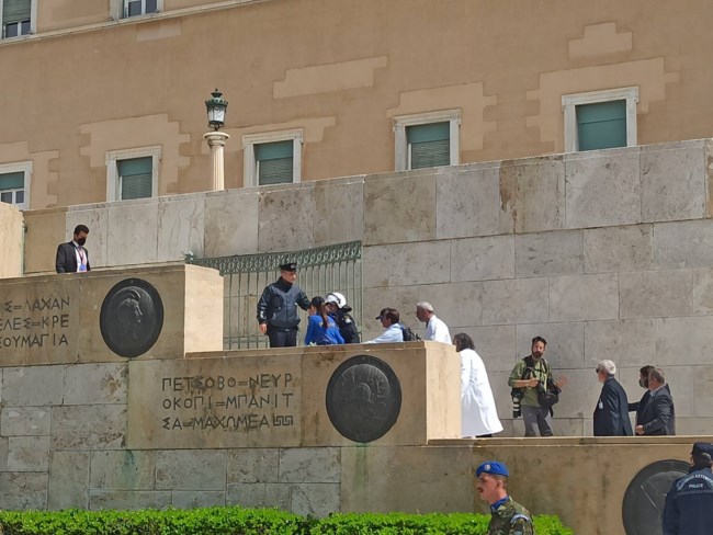 Αστυνομικός λιποθύμησε μπροστά στη Βουλή