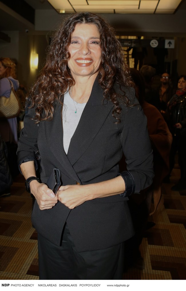 Πόπη Τσαπανίδου: Με ανδρόγυνο look στην παρουσίαση του βιβλίου του Αλέξη Τσίπρα