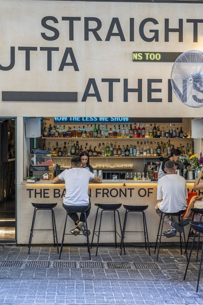 Ένα μπαρ...μπροστά από ένα μπαρ κάνει τα street bars ξανά μόδα! Αν δεν έχετε δοκιμάσει το στέκι της οδού Πετράκη, βάλτε το άμεσα στη λίστα σας
