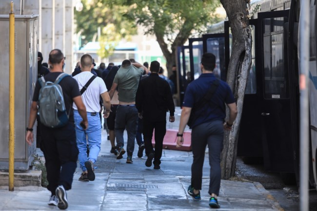 Δολοφονία στη Νέα Φιλαδέλφεια: Ενώπιον του εισαγγελέα οι 94 χούλιγκαν – Ψάχνουν άλλους 50 σε όλη τη χώρα