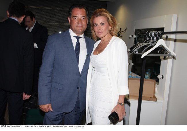 Ευγενία Μανωλίδου: Η total white εμφάνιση με body conscious φόρεμα που αναδείκνυε το μαύρισμά της