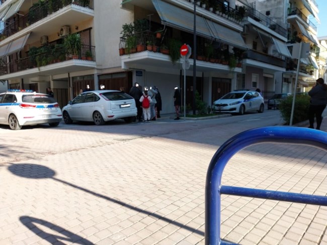 Σοκ στη Λάρισα: 43χρονος σκοτώθηκε πέφτοντας από τον 4ο όροφο πολυκατοικίας [εικόνες]