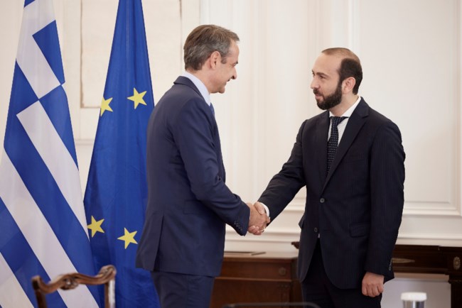 Συνάντηση Μητσοτάκη με τον Αρμένιο ΥΠΕΞ στο Μαξίμου