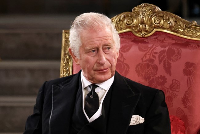 "God save the King": "Λύγισε" ο Κάρολος στον Βρετανικό εθνικό ύμνο - Η προσπάθεια να συγκρατήσει τα δάκρυά του [Βίντεο]