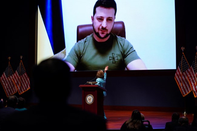 Ζελένσκι: Ξεπουλάει στο διαδίκτυο το εμβληματικό μπλουζάκι του Ουκρανού προέδρου - Πόσο κοστίζει