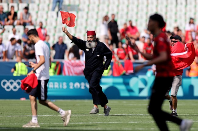 Παρίσι 2024: Τα μέτρα ασφαλείας πήγαν... περίπατο- Μαροκινοί πέταξαν κροτίδες και μπούκαραν μέσα στο γήπεδο [βίντεο]