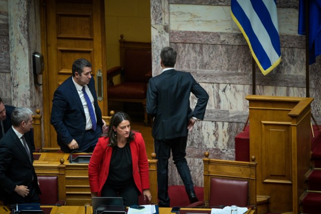 Απρόοπτο με τον Μητσοτάκη: Η στιγμή που αποχωρεί από τη Βουλή γιατί πονάει στη μέση - Η ενημέρωση από τον Τασούλα